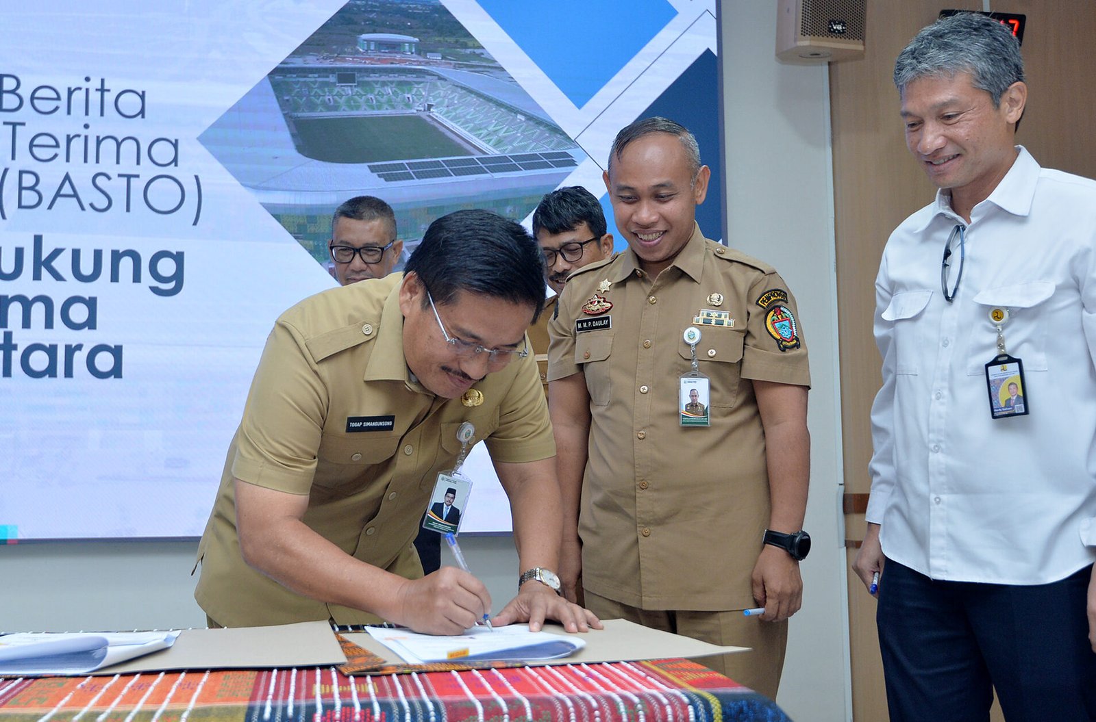 ekretaris Daerah Provinsi Sumatera Utara (Sumut) Togap Simangunsong menandatangani Berita Acara Serah Terima Operasional (BASTO) Jalan Pendukung Stadion Utama Sumut, dari Balai Besar Pelaksanaan Jalan Nasional (BBPJN) Sumut kepada Pemprov Sumut, di Ruang Rapat I Lantai 2 Kantor Gubernur Sumut Jalan Diponegoro 30, Kota Medan, Senin (1/9/2025).