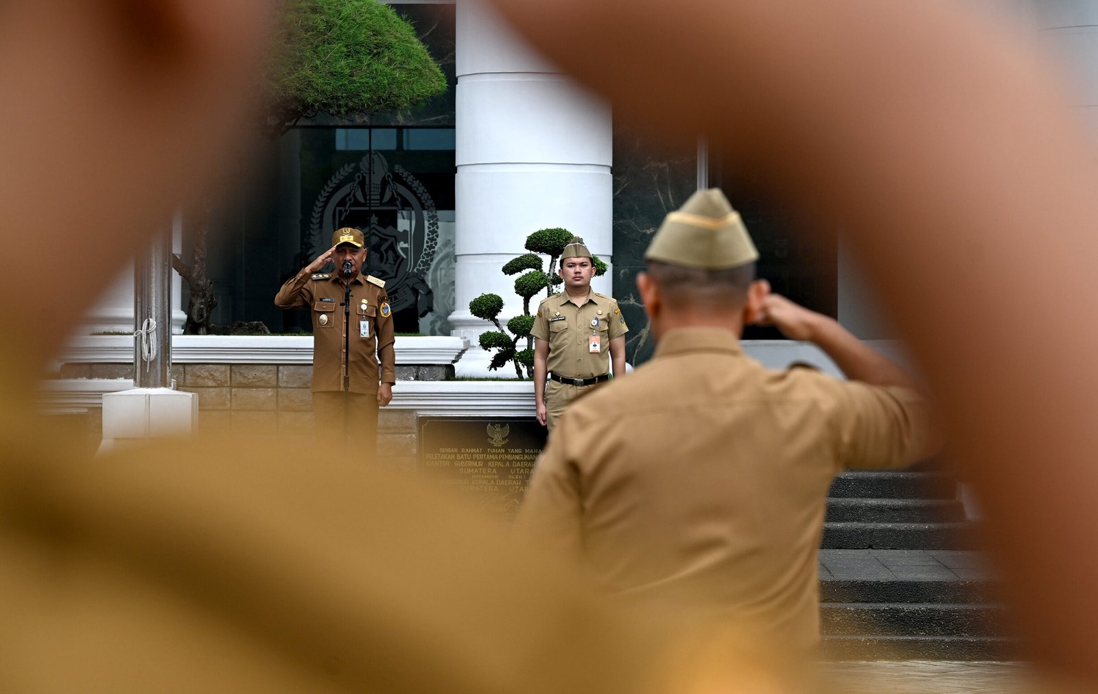 Wakil Gubernur Sumatera Utara (Sumut) Surya menjadi inspektur upacara dalam peringatan Hari Olahraga Nasional (Haornas) ke-42 tahun 2025 tingkat Provinsi Sumut di Halaman Kantor Gubernur Sumut, Jalan Pangeran Diponegoro Nomor 30 Medan, Selasa (9/9/2025). 