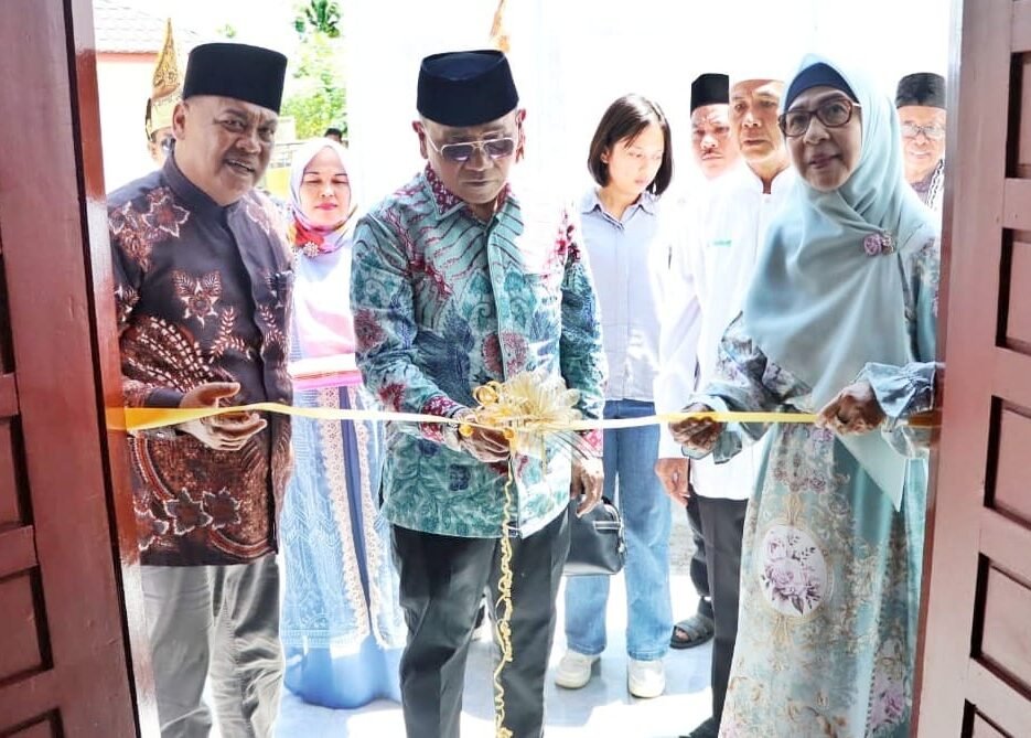 Bupati Simalungun, Dr. H. Anton Achmad Saragih, didampingi Ketua TP PKK, Ny. Hj. Darmawati saat meresmikan Mushollah Al Ikhlas . 