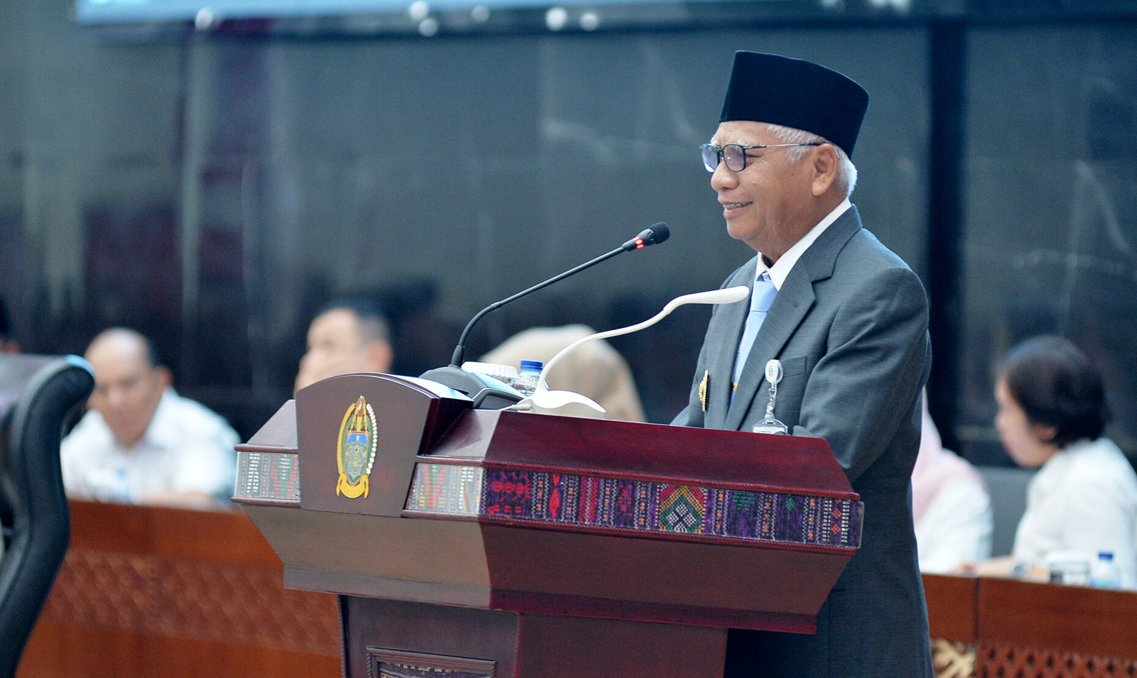 Wakil Gubernur Sumatera Utara (Sumut) Surya bersama Sekretaris Daerah Provinsi Sumut Togap Simangunsong menyampaikan Tanggapan dan/atau Jawaban Gubernur Sumut atas Pandangan Umum Fraksi DPRD Provinsi Sumut terhadap Ranperda tentang P.APBD Provinsi Sumut TA. 2025 di Ruang Rapat Paripurna DPRD Jalan Imam Bonjol Kota Medan