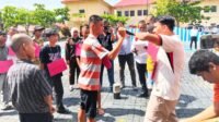 Salah satu dari 15 adegan yang diperagakan dalam rekontruksi kasus pembunuhan menyebabkan kematian Jasa Sinaga nelayan di Tanjung Tiram Batu Bara