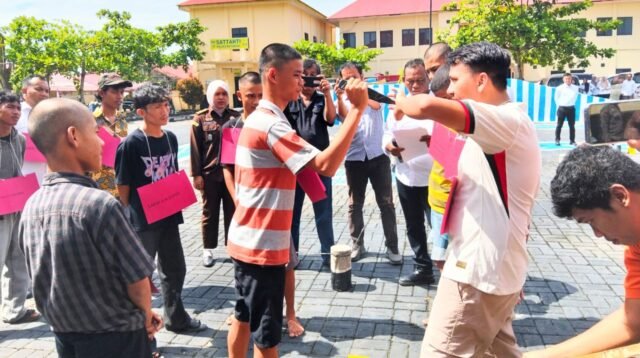 Salah satu dari 15 adegan yang diperagakan dalam rekontruksi kasus pembunuhan menyebabkan kematian Jasa Sinaga nelayan di Tanjung Tiram Batu Bara