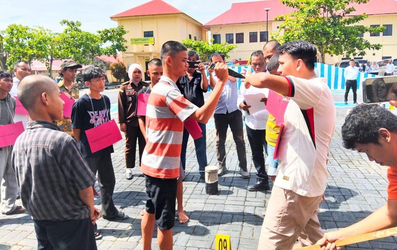 Salah satu dari 15 adegan yang diperagakan dalam rekontruksi kasus pembunuhan menyebabkan kematian Jasa Sinaga nelayan di Tanjung Tiram Batu Bara