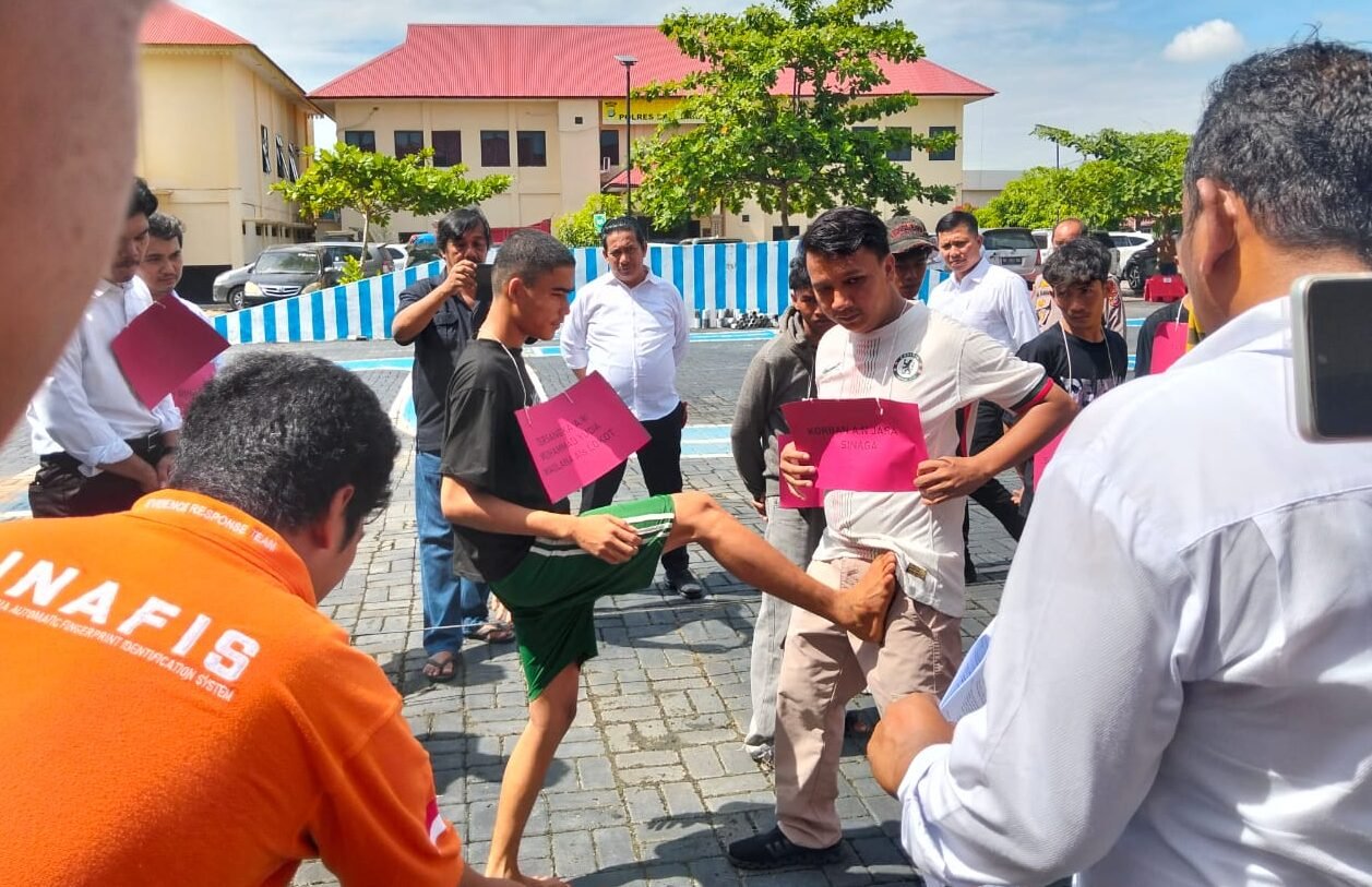 Salah satu dari 15 adegan yang diperagakan dalam rekontruksi kasus pembunuhan menyebabkan kematian Jasa Sinaga nelayan di Tanjung Tiram Batu Bara