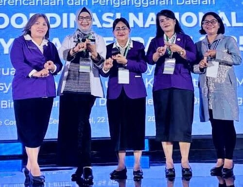 Ketua Tim Pembina Posyandu Kabupaten Simalungun, Ny Hj Darmawati Anton Achmad Saragih (pakai hijab) saat menghadiri Rakornas. 