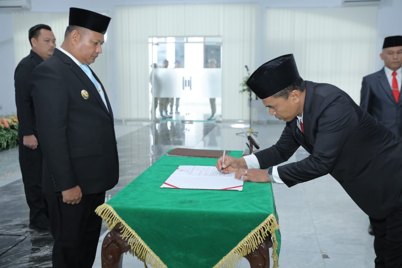 Rianto saat melantik DR Bukit Buchori Siagian Sebagai Kepala Pelaksana BPBD Asahan