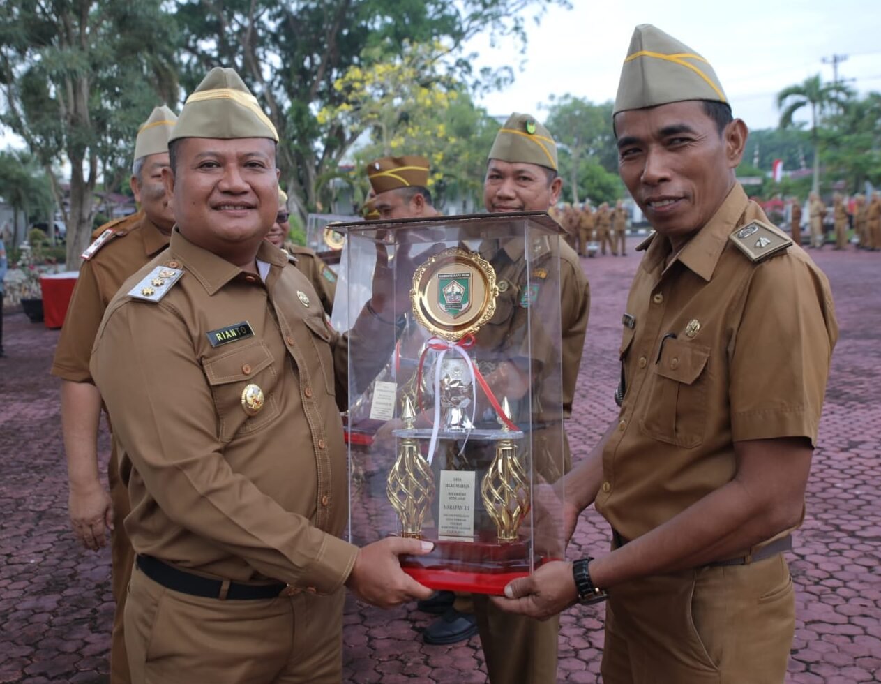 Rianto serahkan trophy kepada para Kepala Desa