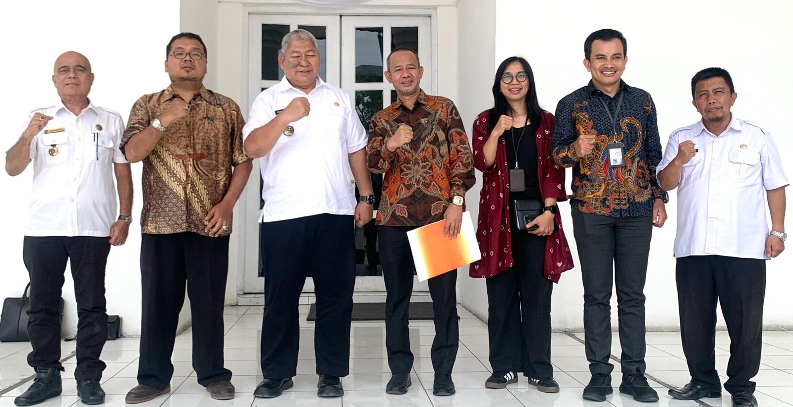 Zainal Aripin Sinaga bersama Kepala Perwakilan Ombudsman RI Perwakilan Sumut, Herdensi Adnin dan rombongan