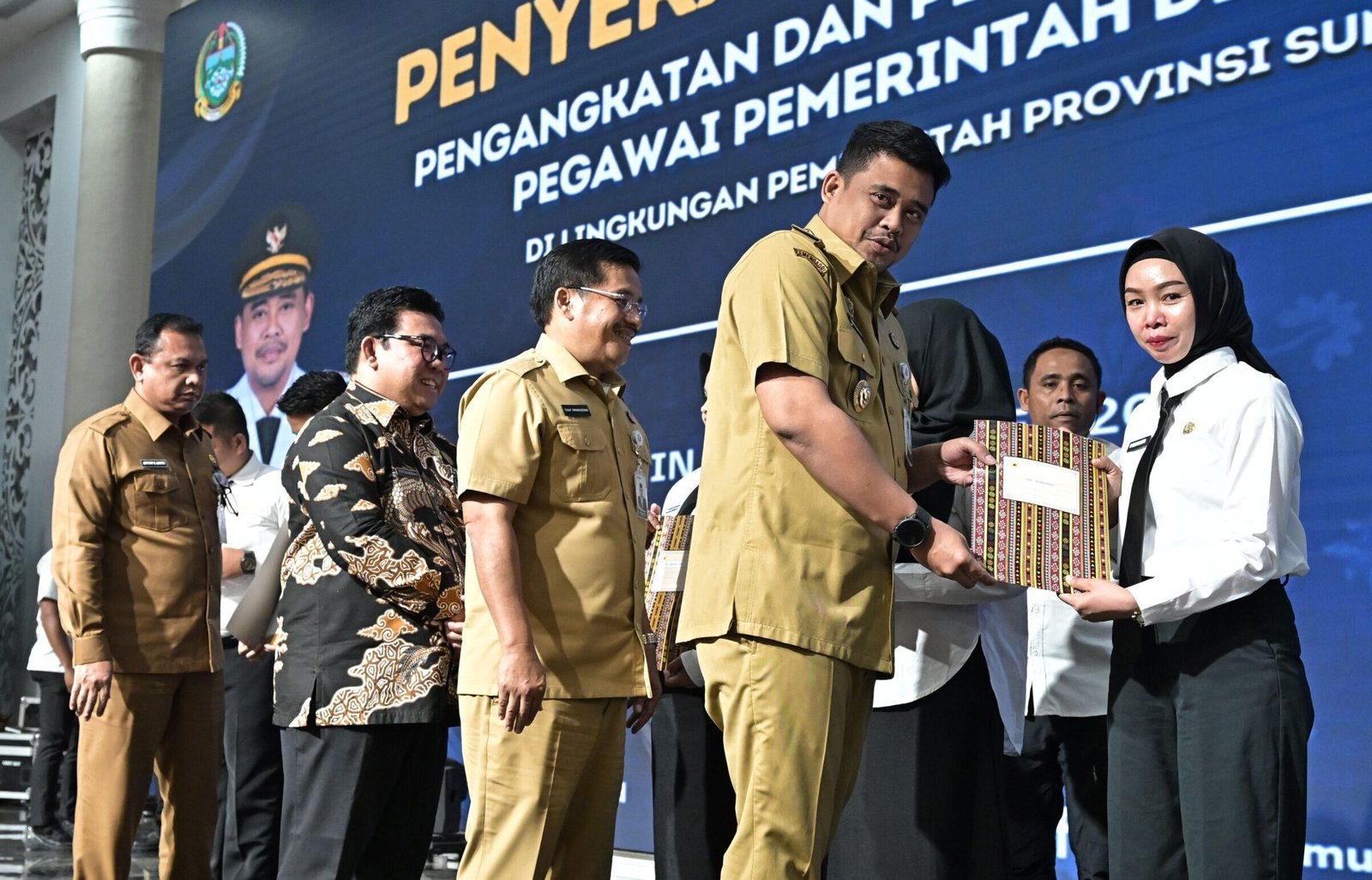 Gubernur Sumatera Utara (Sumut) Bobby Nasution menyerahkan surat keputusan (SK) pengangkatan Pegawai Pemerintah dengan Perjanjian Kerja (PPPK) di lingkungan Pemerintah Provinsi (Pemprov) Sumut. Acara penyerahan SK berlangsung di Aula Raja Inal Siregar, Kantor Gubernur, Jalan Diponegoro 30, Medan