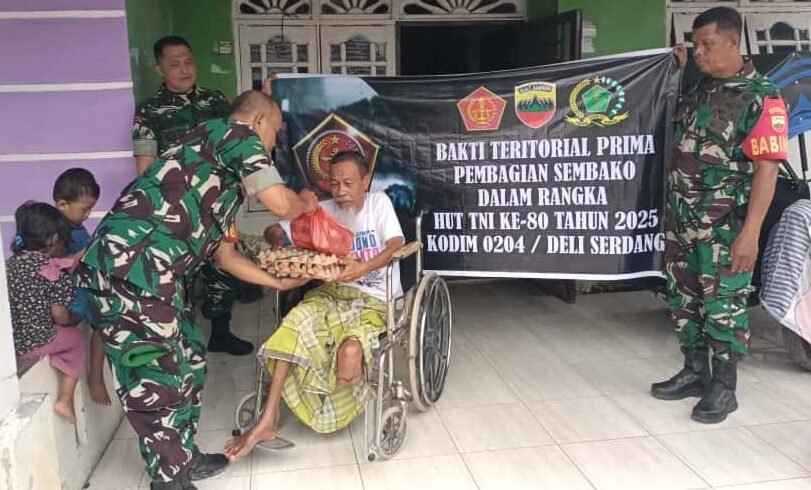 Koramil 11/TB (Mayor Inf Hairul Hadi. SH. MH saat membagikan sembako sambut HUT TNI kepada yang berhak menerima. (net#)