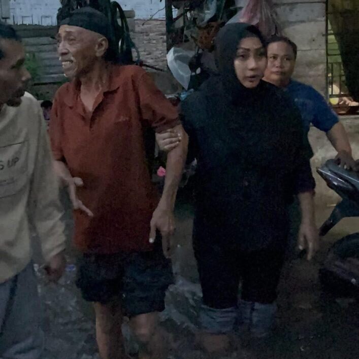 Anggota DPRD Kota Medan, Lailatul Badri (Partai PKB) tinjau rumah warga yang tergenang banjir di kawasan Gg Tahir, Pulo Brayan Darat I,
