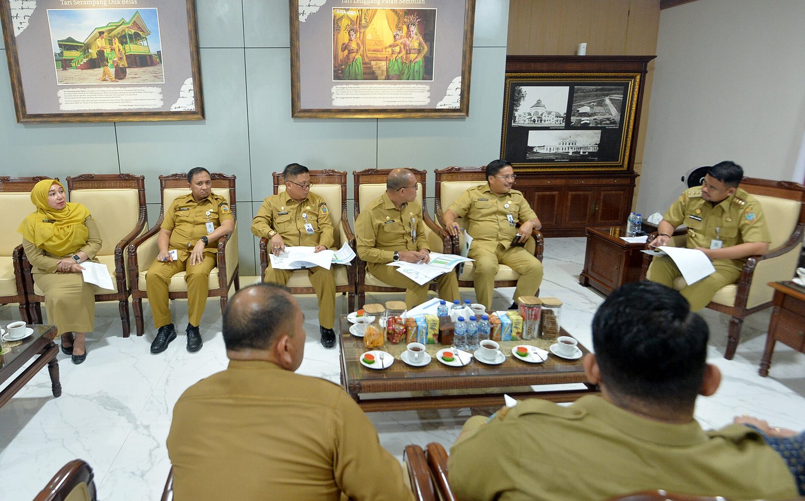 Gubernur Sumatera Utara (Sumut) Bobby Nasution menerima kunjungan Deputi Direksi Wilayah I BPJS Kesehatan Nuim Mubarak di Ruang Kerja Lantai 10 Kantor Gubernur Sumut Jalan Diponegoro Kota Medan,  Selasa (9/9). Kunjungan tersebut membahas mengenai Sumut yang telah mencapai Universal Health Coverage (UHC), program yang menjamin setiap warga untuk mendapatkan akses pelayanan kesehatan.