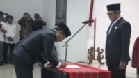 Pelantikan Sekda Taput yang baru Drs Henry Sitompul. *Foto/IMC/Lenardo#).