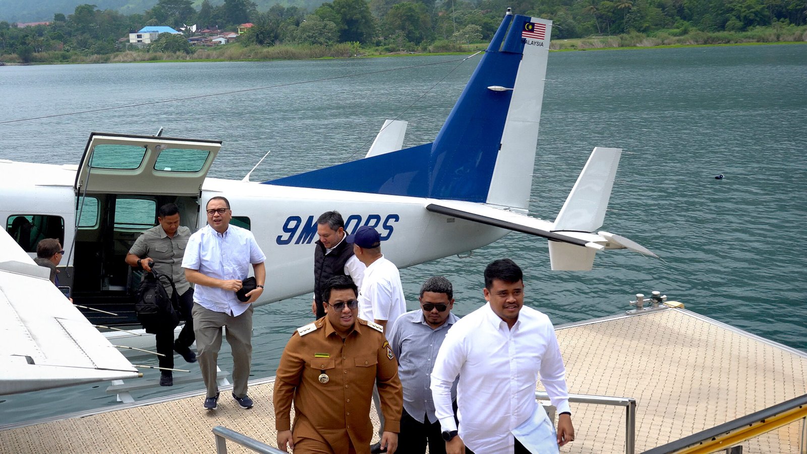 Gubernur Sumatera Utara (Sumut) Muhamamd Bobby Afif Nasution mencoba penerbangan perdana pesawat Amfibi atau Seaplane dari Bandara Silangit, kemudian mendarat di Pelabuhan Mariana Resort, Kecamatan Simanindo, Kabupaten Samosir