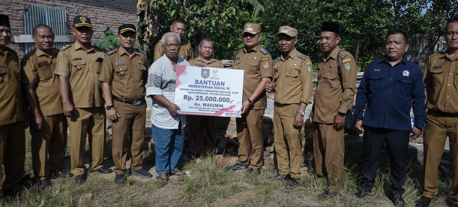 Wabup Asahan Rianto serahkan bantuan uang secara simbolis kepada masyarakat terdampak Angin Kencang.