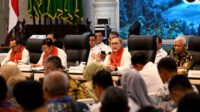 Wakil Gubernur Sumatera Utara (Sumut) Surya bersama Ketua Satgas Nasional Koperasi Desa/Kelurahan Merah Putih (KDMP) Zulkifli Hasan, Wakil Menteri Dalam Negeri Bima Arya, serta Kepala Bappenas Arief Prasetyo Adi dan jajaran Kementerian Koordinator Bidang Pangan saat Rapat Konsolidasi Satgas Nasional, Satgas Provinsi dan Satgas Kabupaten/Kota Koperasi Desa/Kelurahan di Aula Raja Inal Siregar, Kantor Gubernur Sumut, Jalan Diponegoro Nomor 30, Medan,