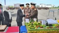 Wakil Gubernur Sumatera Utara Surya, saat menyalami Kajadi Sumut Kepala Kejaksaan Tinggi Sumut Harli Siregar.