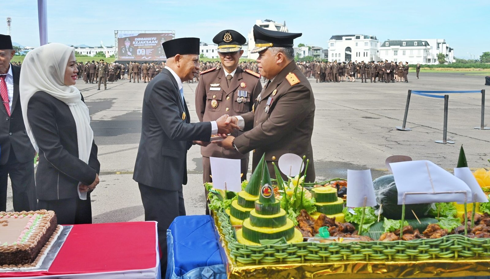 Wakil Gubernur Sumatera Utara Surya, saat menyalami Kajadi Sumut Kepala Kejaksaan Tinggi Sumut Harli Siregar.