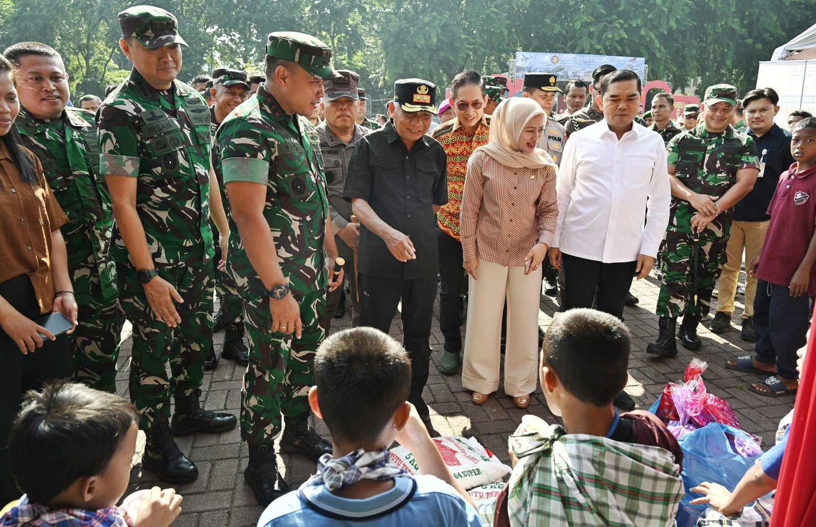 Wakil Gubernur Sumatera Utara (Sumut) Surya menghadiri acara Bakti Teritorial Prima dalam rangka menyambut HUT ke-80 TNI Tahun 2025 di Lapangan Benteng Jalan Pengadilan Medan