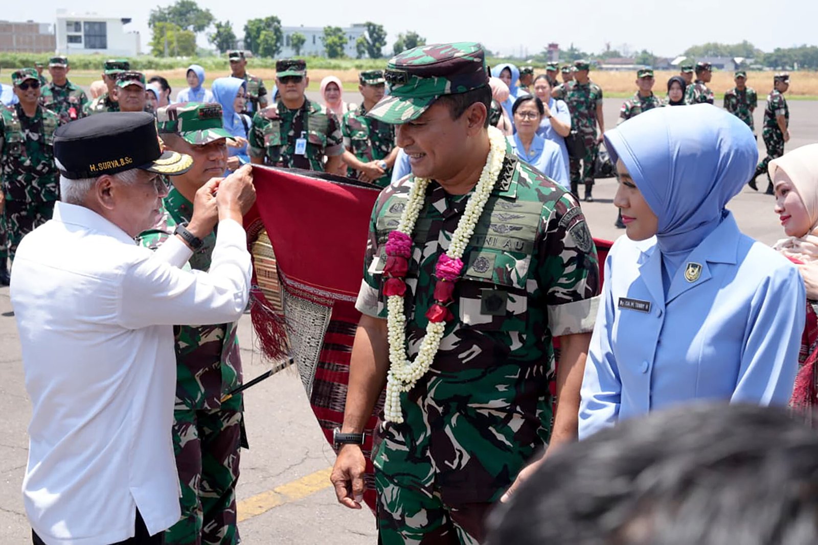 Wakil Gubernur Sumut, Surya bersama jajaran Forkomipda Sumut menyambut kedatangan Kepala Staff TNI Angkatan Udara (KASAU), Marsekal TNI Tony M Harjono beserta rombongan di Lanud Soewondo, Jalan Komodor Muda Adi Sucipto, Medan