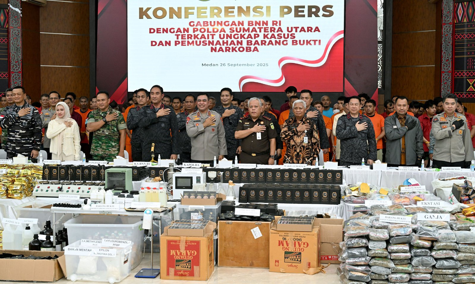 Wakil Gubernur Sumut, Surya menghadiri Konferensi Pers Gabungan BNN RI dengan Kapolda Sumut terkait Ungkap Kasus dan Pemusnahan Barang Bukti Narkoba di Mapolda Sumut, Jalan Sisingamangaraja, Medan,