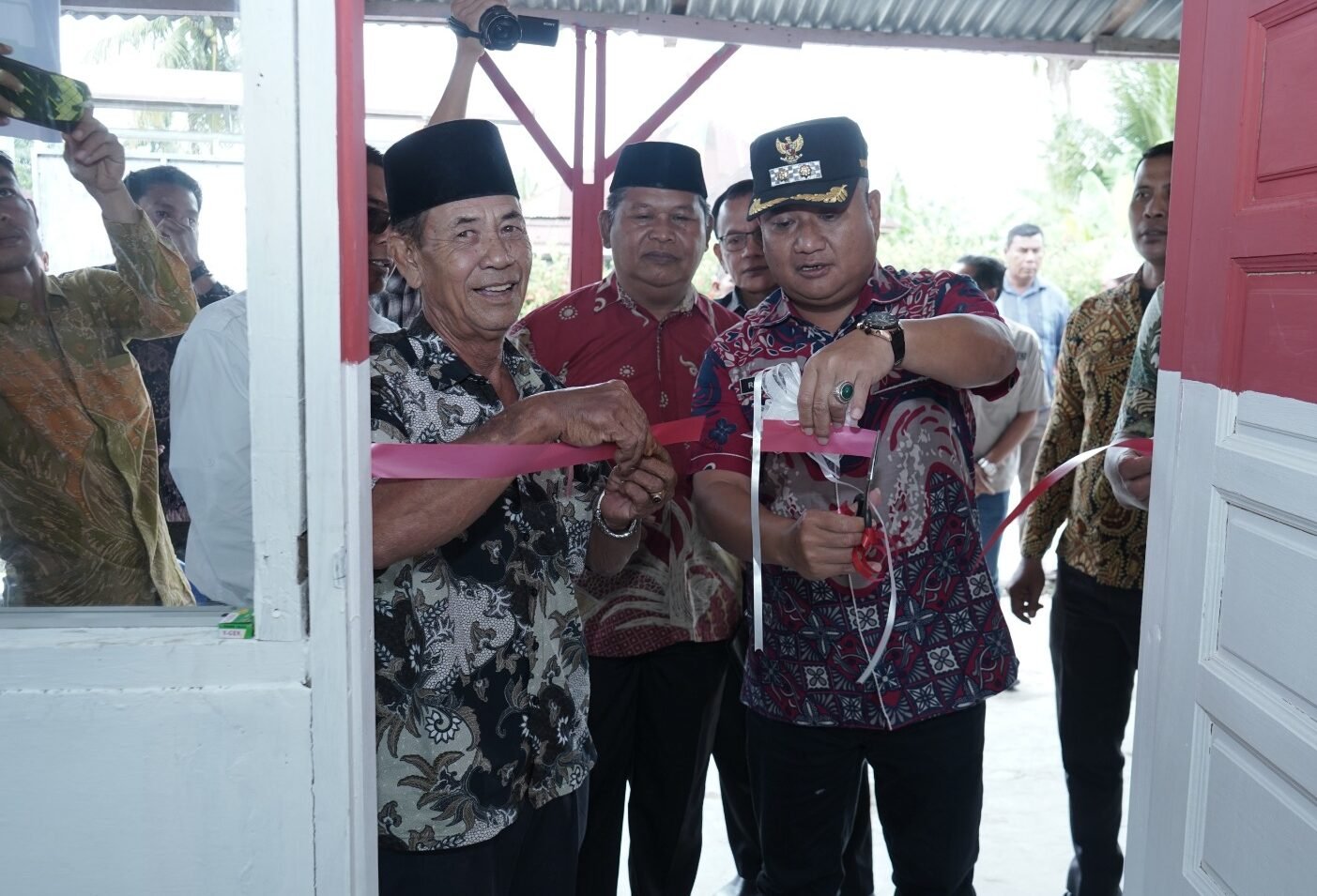 Wakil Bupati Asahan potong pita pertanda diresmikan Koperasi Merah Putih Desa Rawang Pasar V