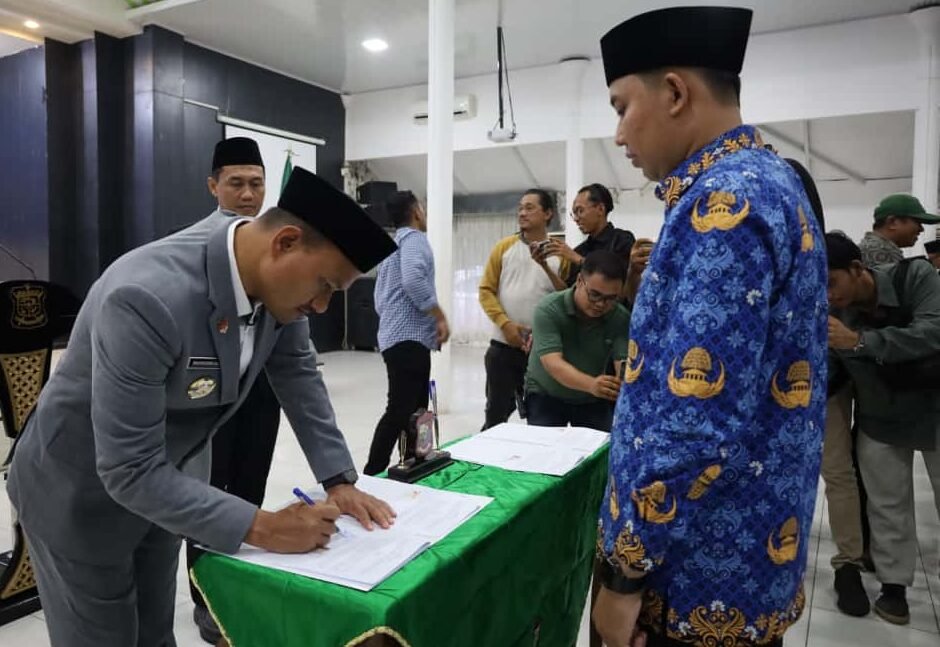 Wali Kota Tanjung Balai Mahyaruddin Salim menandatangani perjanjian kerja pegawai pemerintah dengan perjanjian kerja Pemerintah Kota Tanjung Balai*