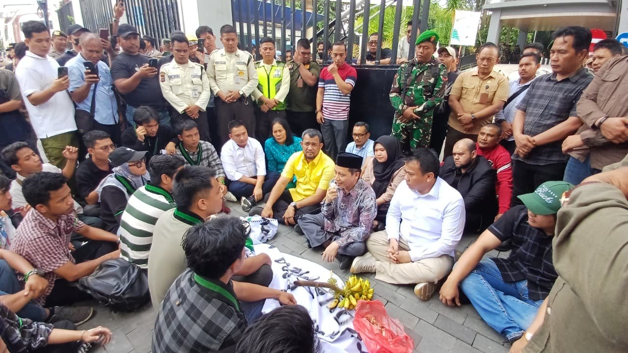 Tiga dari empat Piminan DPRD Kota Medan, yakni Rajudin Sagala, Zulkarnaen, dan Hadi Suhendra, menemui puluhan mahasiswa yang tergabung dalam Himpunan Mahasiswa Islam (HMI) Kota Medan saat melakukan aksi unjukrasa di depan gedung DPRD Kota Medan