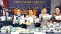 Plh Kapolrestabes Medan, Kombes P Lumban Gaol, Waka Polrestabes Medan, AKBP Rudi Silaen dan Kasatres Narkoba, AKBP Thommy Aruan memperlihatkan barang bukti narkotika untuk dimusnahkan.