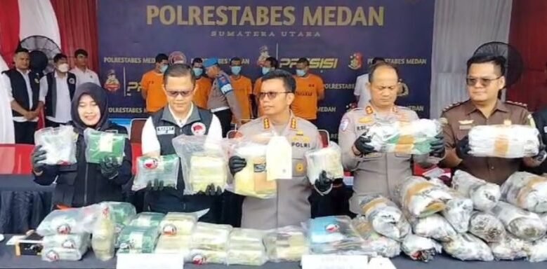Plh Kapolrestabes Medan, Kombes P Lumban Gaol, Waka Polrestabes Medan, AKBP Rudi Silaen dan Kasatres Narkoba, AKBP Thommy Aruan memperlihatkan barang bukti narkotika untuk dimusnahkan.