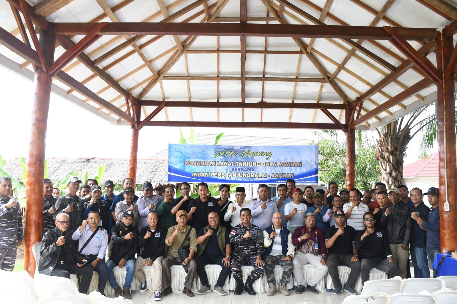 Insan Pers Tanjung Balai - Asahan foto bersama Danlanal TBA.