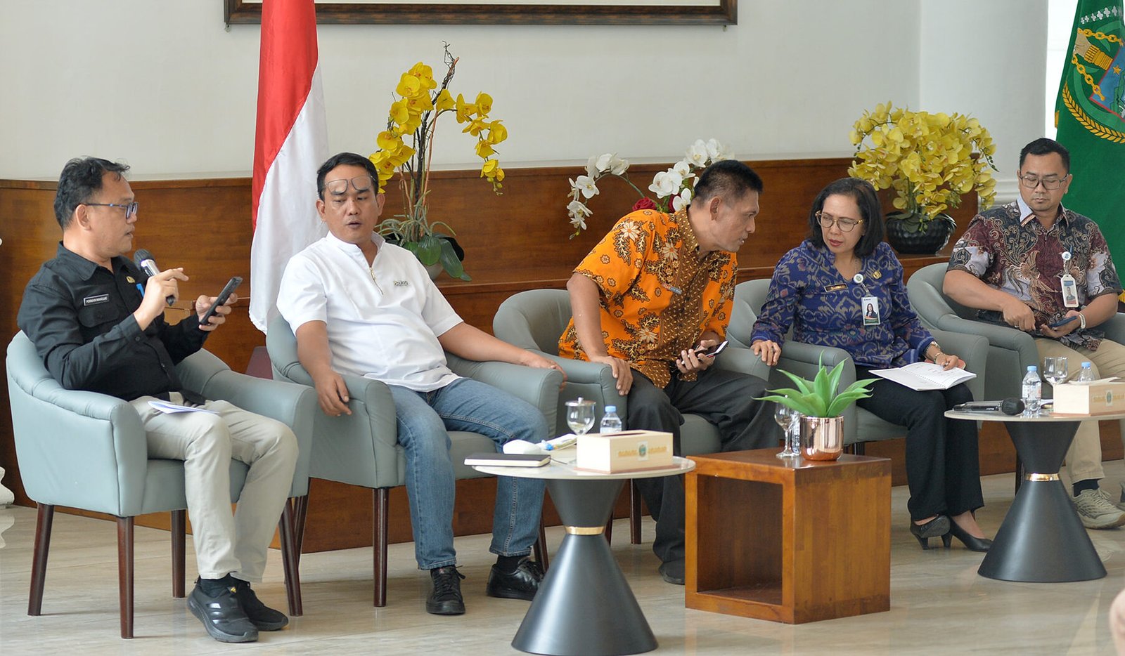 Pemerintah Provinsi Sumatera Utara (Sumut) melalui Tim Pengendali Inflasi Daerah (TPID) Provinsi Sumut melakukan Konferensi Pers terkait intervensi suplai komoditas cabai merah untuk menjaga kestabilan harga pasar dan menekan angka inflasi Provinsi Sumut, di Lobby Dekranasda Lantai 1 Kantor Gubernur Sumut Jalan Diponengoro Kota Medan,