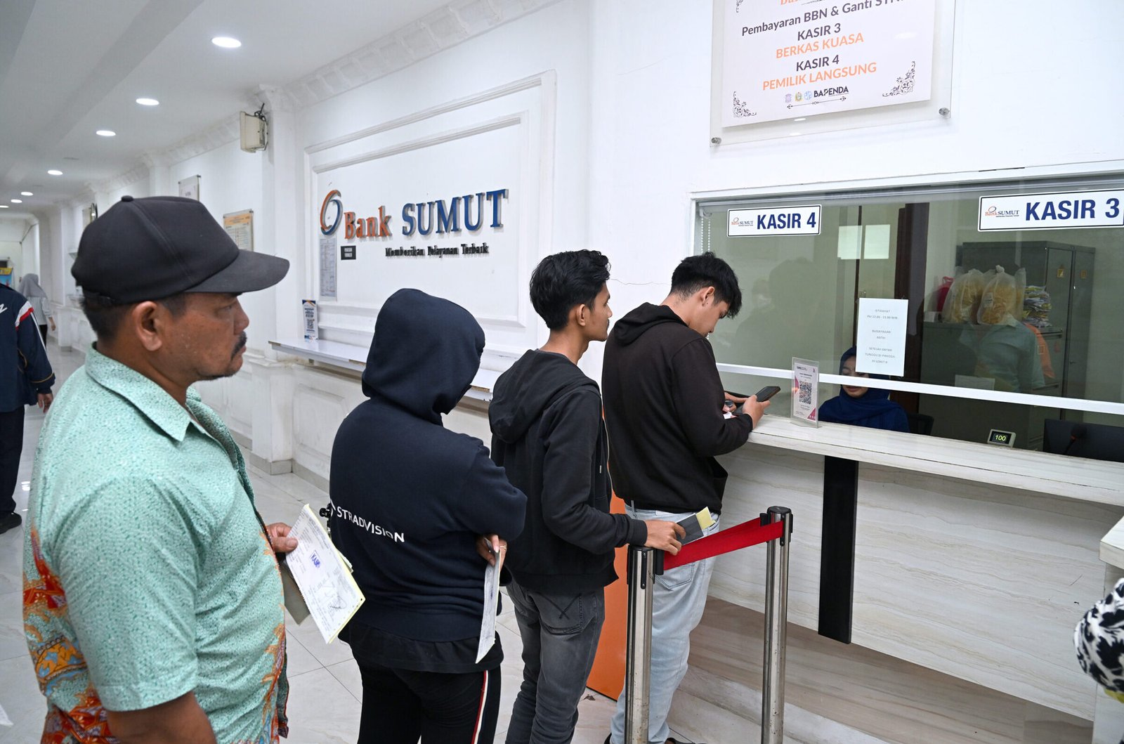 Masyarakat membayarkan pajak kendaraan bermotornya di Kantor Samsat Medan Selatan, Jalan Sisingamangaraja, Medan, Senin (27/10/2025). 