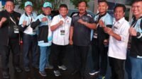Ketua Umum KONI Sumut Kolonel (Purn) Hatunggal Siregar beserta jajaran pengurus berfoto dengan Wakil Ketua KONI Pusat Mayjen TNI (Purn) Suwarno di venue KARATE PON Bela Diri II/2025, Kamis (23/10) sore.