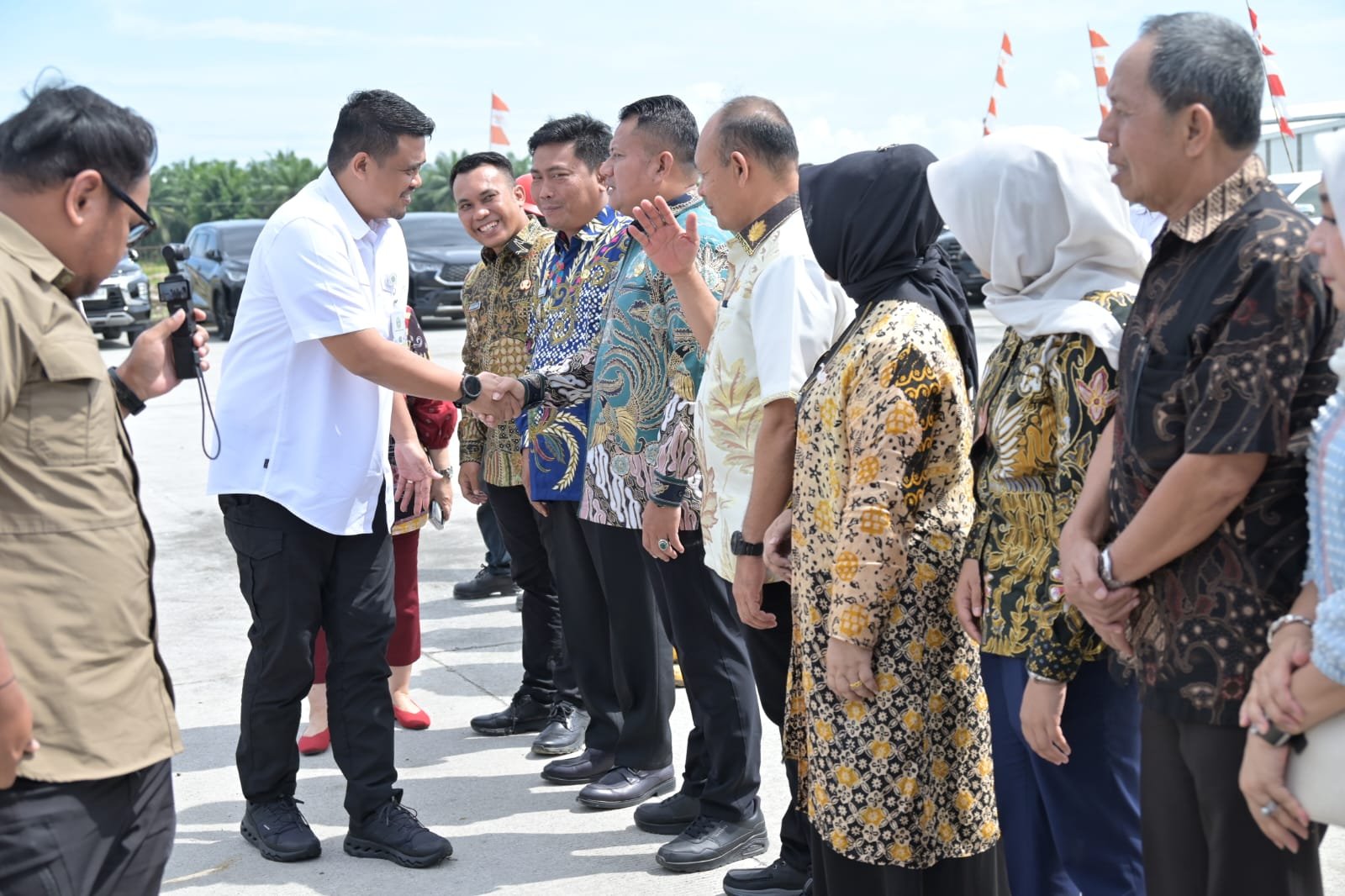 Wabup Asahan Rianto jabat tangan dengan Gubernur Sumut.