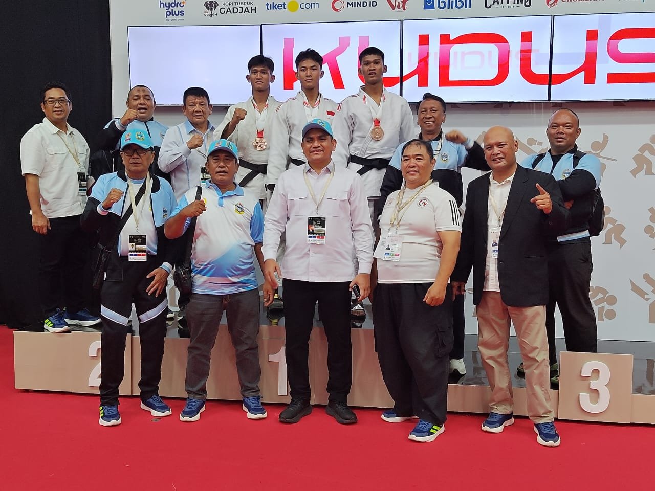 Atlet judo Diki Hartato foto bersama dengan pengurus KONI Sumut.