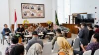 Pemerintah Provinsi Sumatera Utara (Sumut) melalui Badan Keuangan dan Aset Daerah (BKAD) Provinsi Sumut melakukan Konferensi Pers terkait "Dinamika Pengelolaan Keuangan Daerah". Kegiatan difasilitasi Dinas Kominfo Sumut ini berlangsung di Lobby Dekranasda Lantai 1 Kantor Gubernur Sumut Jalan Diponengoro Nomor 30 Medan, Jumat (24/10/2025).