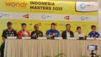 Ketua Panitia Armand Darmadji bersama Area Head BNI Regional Office 01 Bayu Pramana, Sekretaris PBSI Sumut Kusprianto, pelatih dan dua atlet bulutangkis saat memberikan keterangan  pers di Hotel Santika Medan, Senin (20/10).
