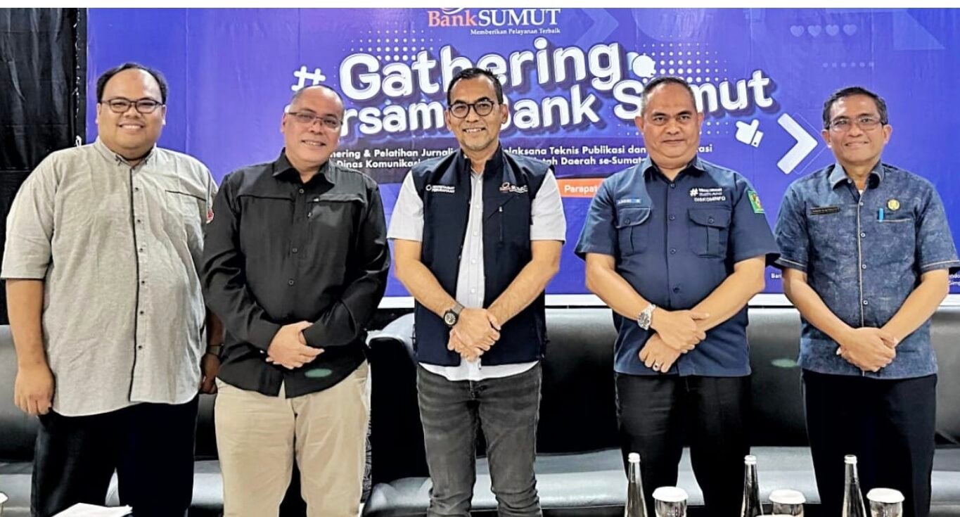 Bank Sumut bersama Diskominfo Simalungun foto bersama usai Gelar Gathering dan Pelatihan Jurnalistik bagi Pelaksana Teknis dan Publikasi. 