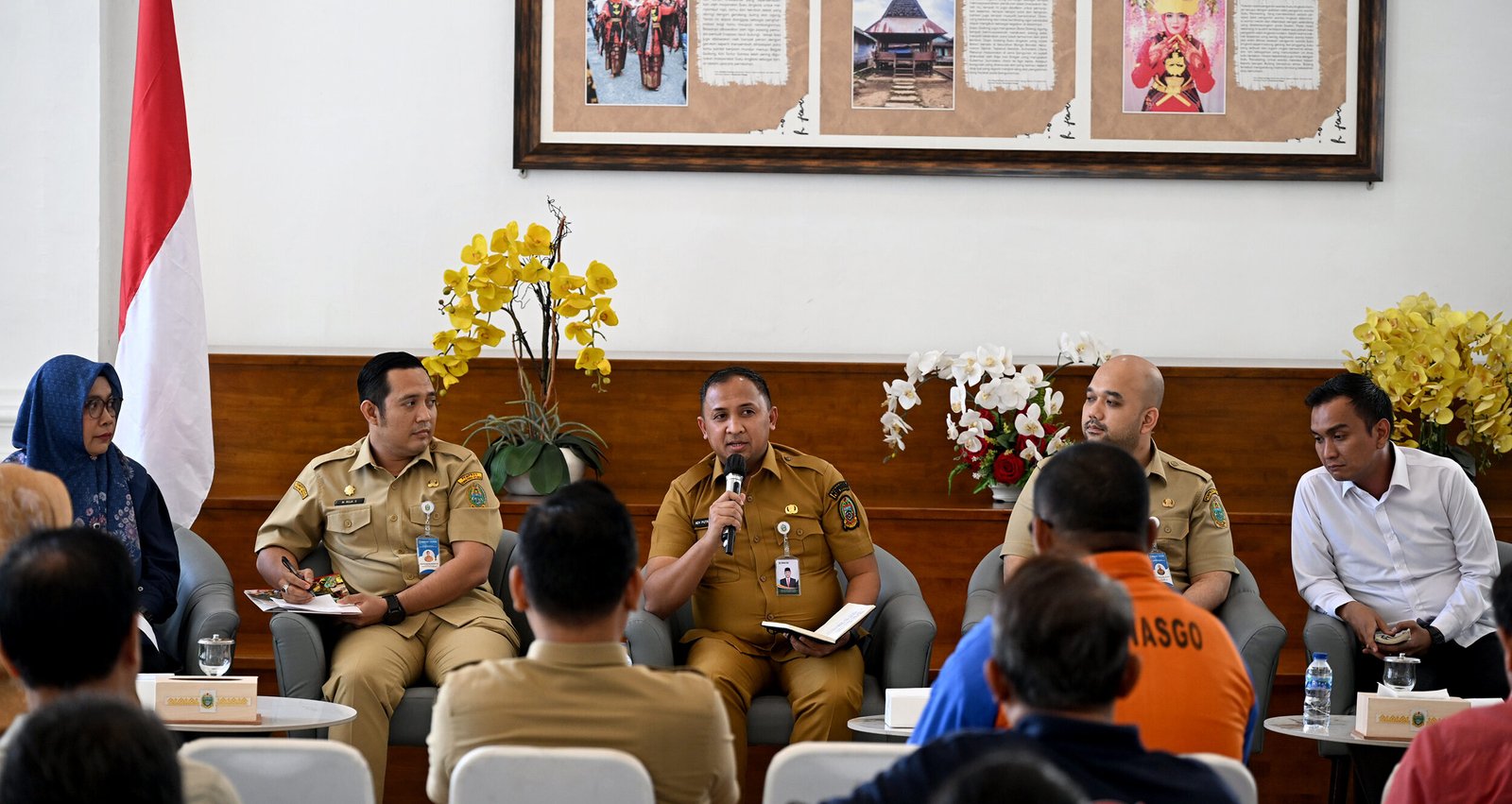 Kepala Biro Administrasi Pimpinan (Adpim) Setdaprov Sumut Ady Putra Parlaungan didampingi para Kabag saat Konferensi Pers di Lobby Dekranasda, Kantor Gubernur Sumut, Jalan Diponegoro No. 30, Medan.
