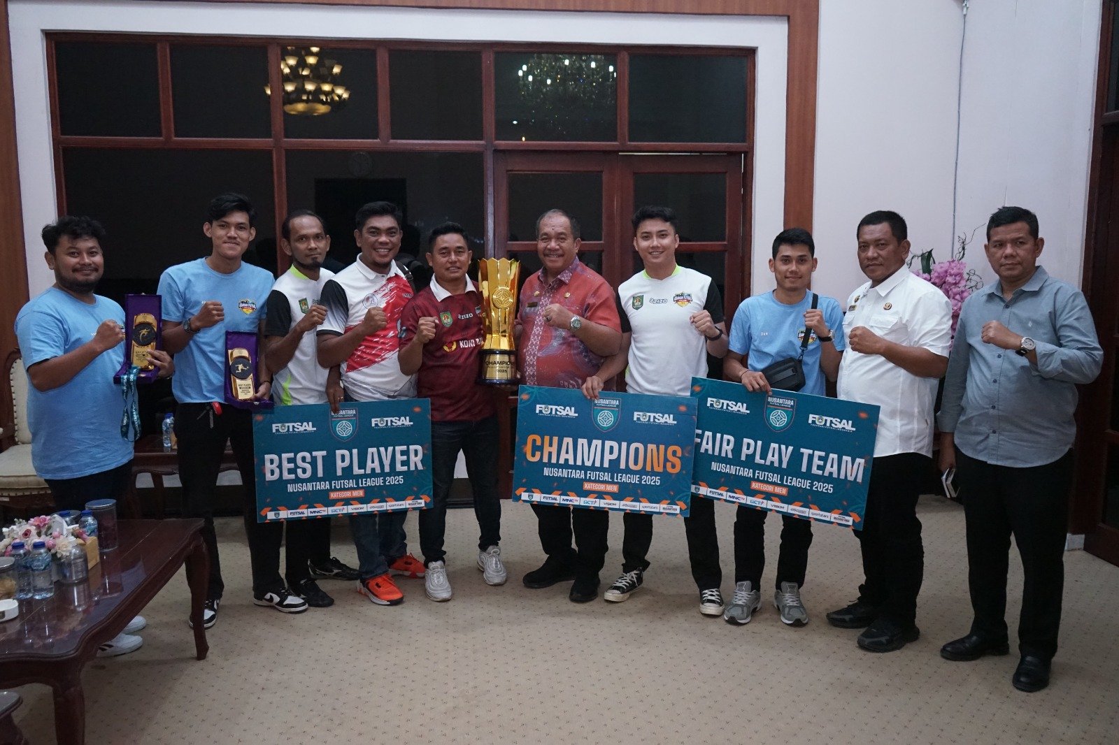 Bupati Asahan Taufik Zainal Abidin bersama manajemen, pelatih, pemain dan pembina AFC.