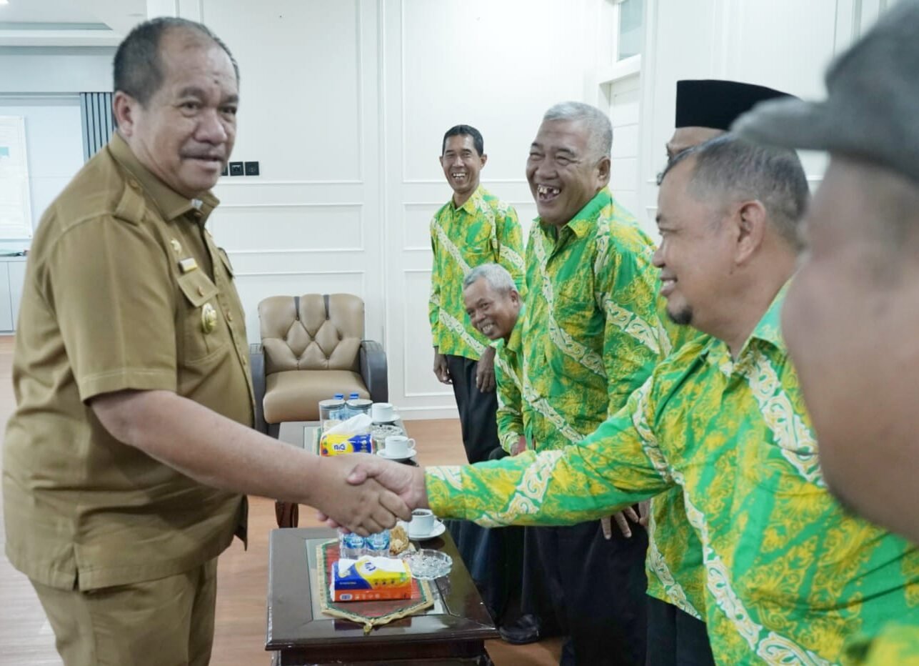 Taufik Zainal Abidin saat menyambut kedatangan audiensi KTNA Kabupaten Asahan.