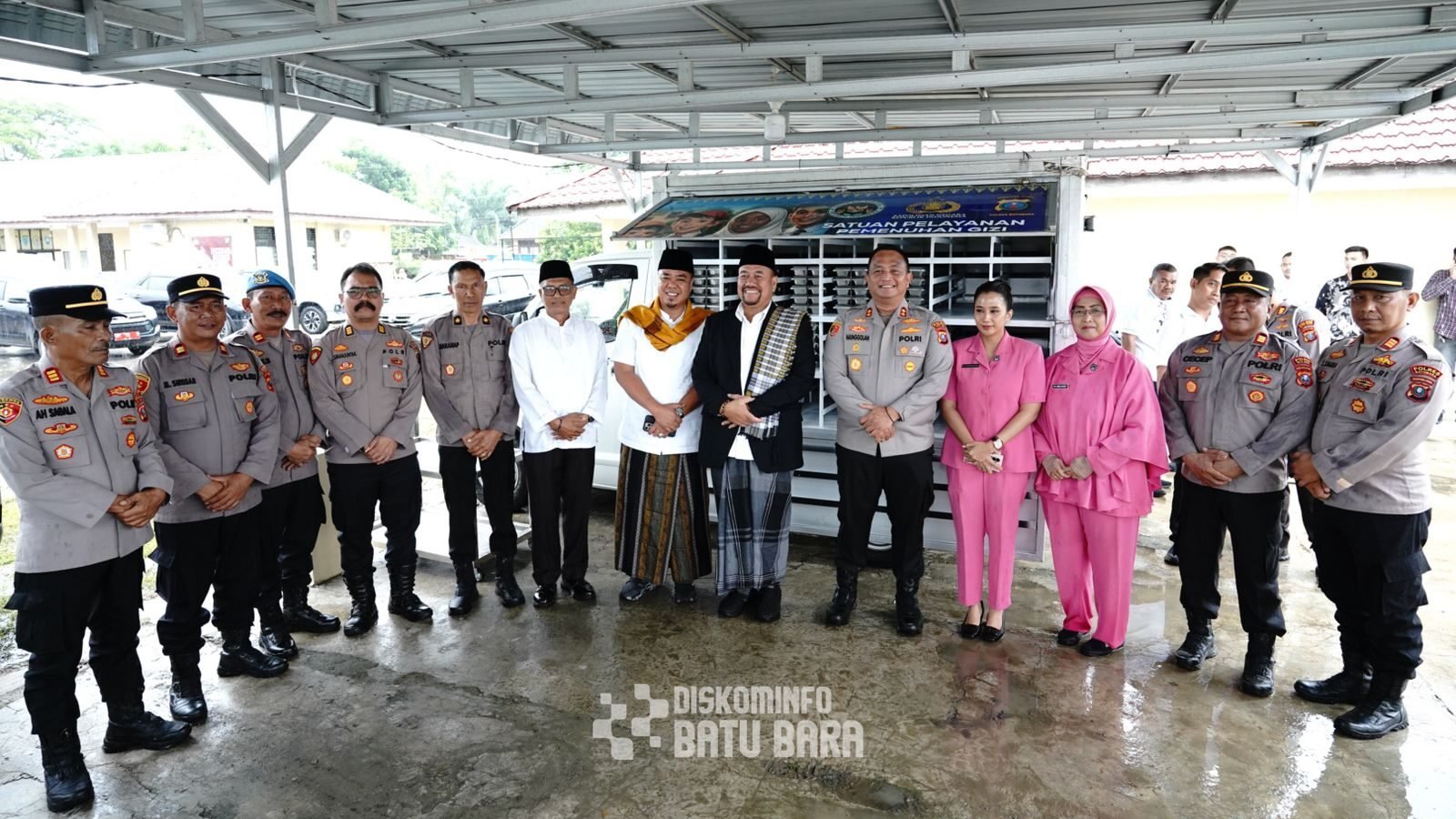 Bupati dan Wabup Batu Bara serta Kapolres bersama Ketua Yayasan Kemala Bhayangkari Cab.Batu Bara dan jajaran foto bersama usai merasmikan gefung baru SPPG di Mapolsek Labuhan Ruku