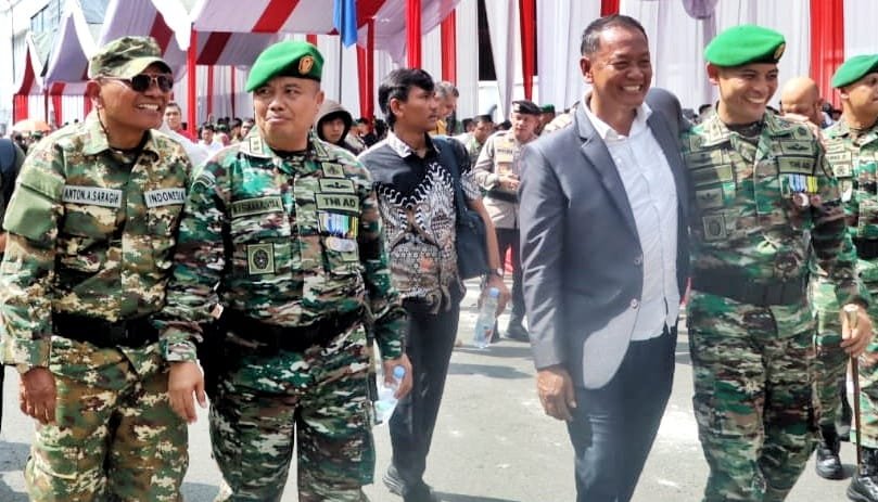 Bupati Simalungun, Dr. H. Anton Achmad (kiri) saat hadiri HUT ke-80 TNI Tahun 2025, di Medan.