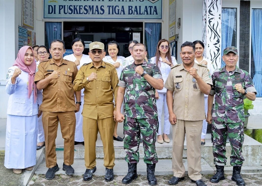 Bupati Simalungun, Dr H Anton Achmad Saragih, foto bersama usai sidak ke Puskesmas Marubun Jaya.
