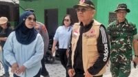 Bupati Simalungun (pakai rompi) saat tinjau Lokasi Banjir di Serbelawan.
