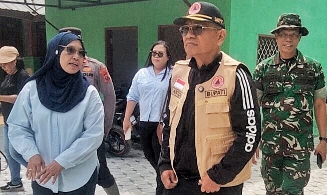 Bupati Simalungun (pakai rompi) saat tinjau Lokasi Banjir di Serbelawan.
