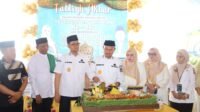 Milad Pengajian AL - Hidayah, ke - 46 Mahyaruddin Salim potong nasi tumpeng.