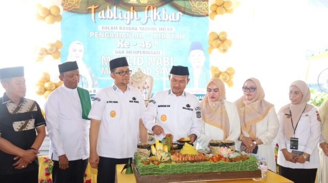 Milad Pengajian AL - Hidayah, ke - 46 Mahyaruddin Salim potong nasi tumpeng.