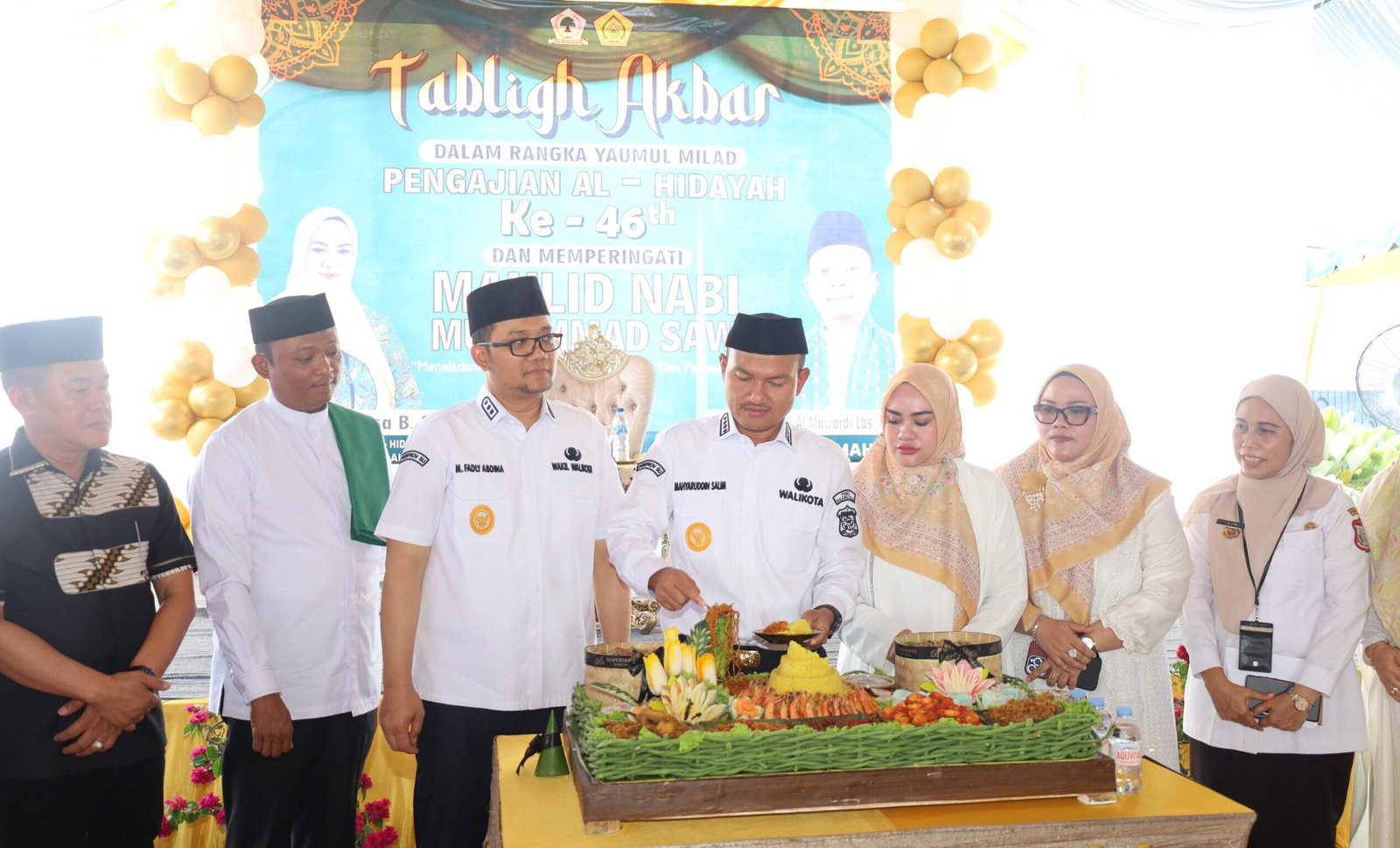 Milad Pengajian AL - Hidayah, ke - 46 Mahyaruddin Salim potong nasi tumpeng.